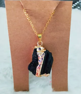 Colgante de Turmalina Negra con Bordes Dorados