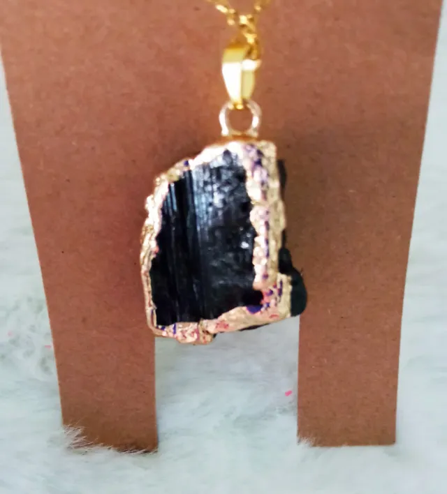 Colgante de Turmalina Negra con Bordes Dorados