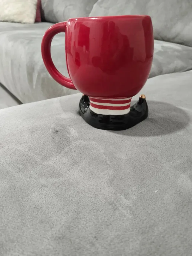 Taza Elfo Roja y Negra Cerámica