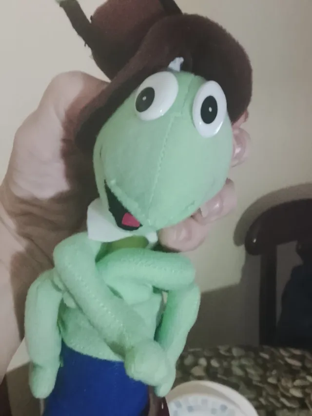 Rana de peluche divertida para niños. Nueva