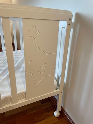 Cuna Micuna NOVA lacada en blanco + colchón bambú