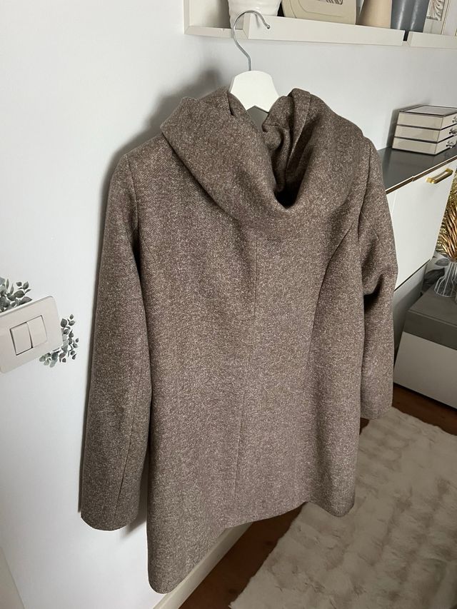 Abrigo marrón con capucha talla L