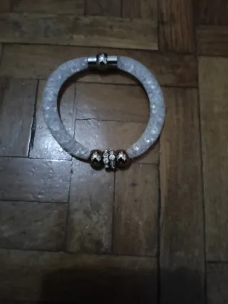 Pulsera blanca y plateada con adornos