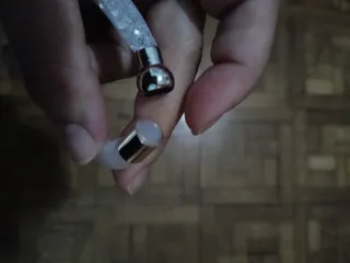 Pulsera blanca y plateada con adornos