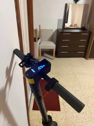 Patinete eléctrico negro