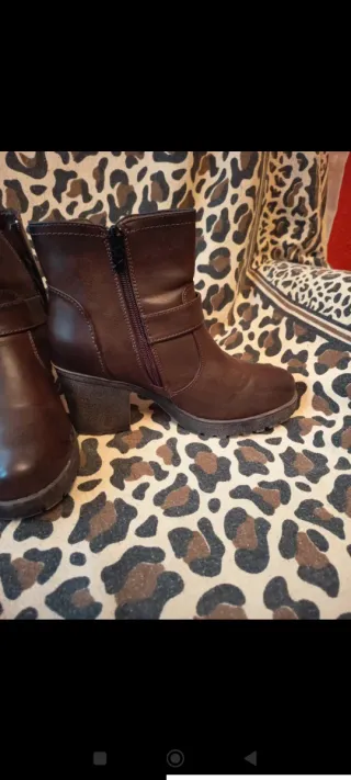 Botines marrones con hebilla