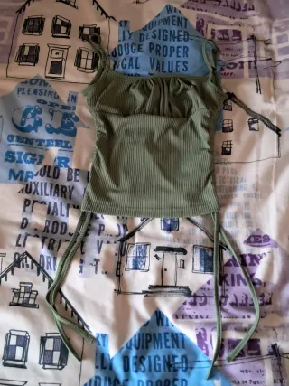 Top verde con tirantes y cordones