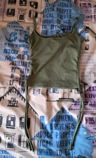 Top verde con tirantes y cordones