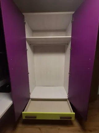 Armario morado y verde con cajones