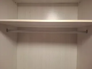 Armario morado y verde con cajones