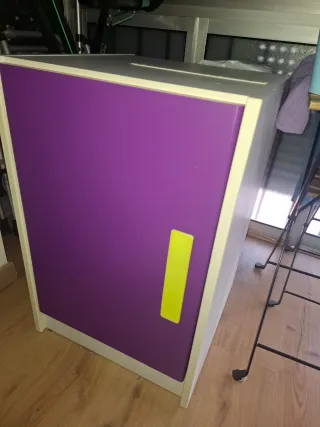 Armario morado y verde con cajones