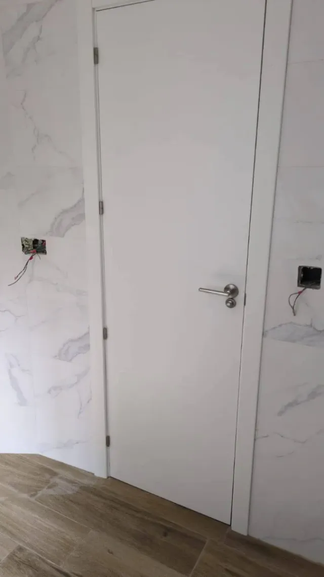 Puerta blanca lacada con manilla