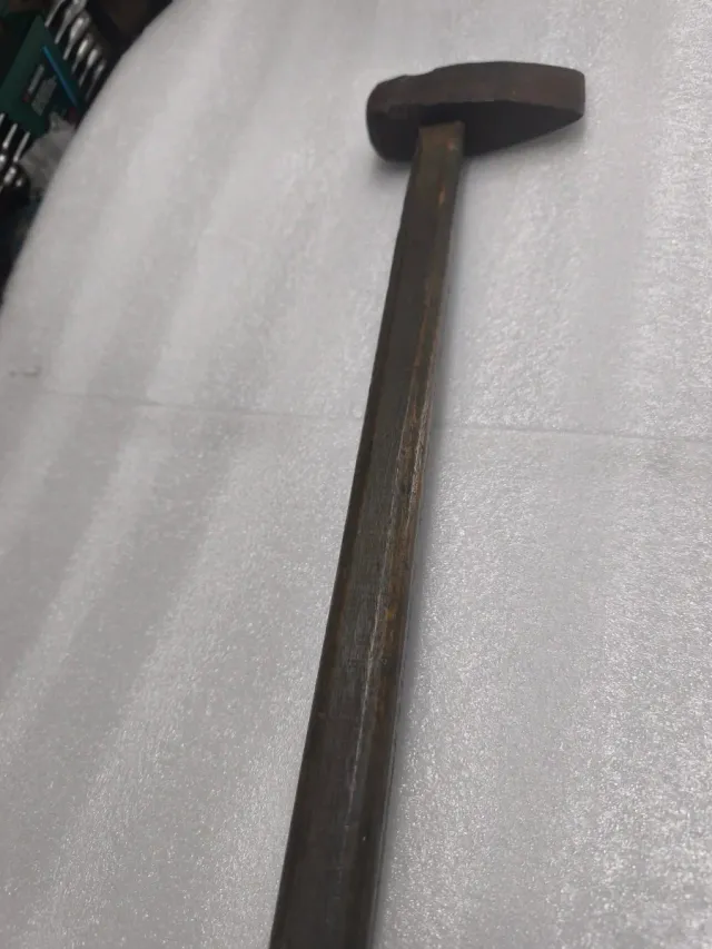 Martillo de metal y madera