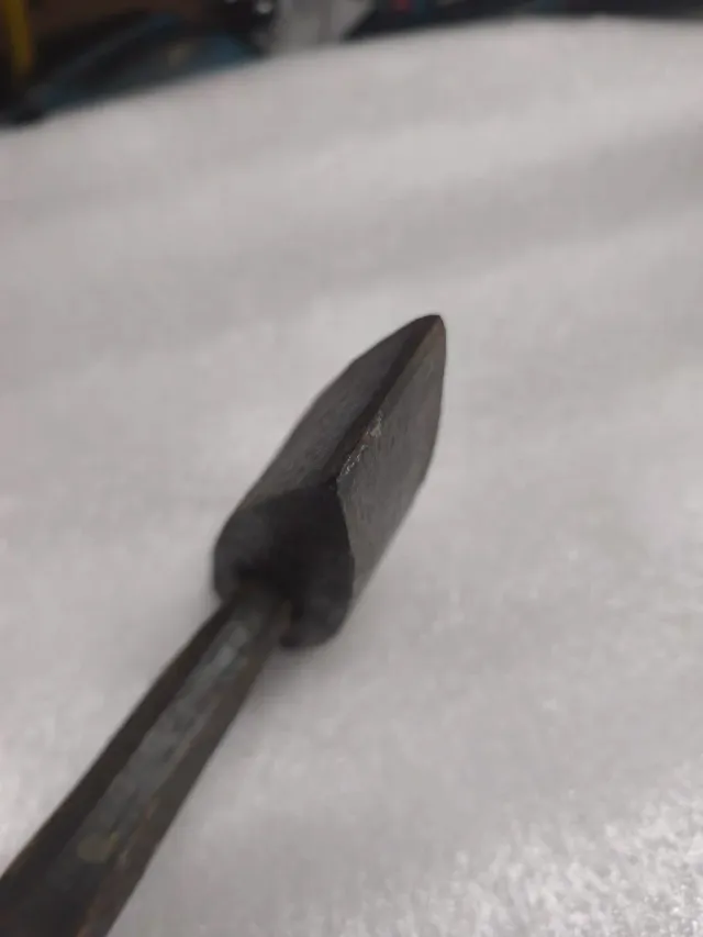 Martillo de metal y madera