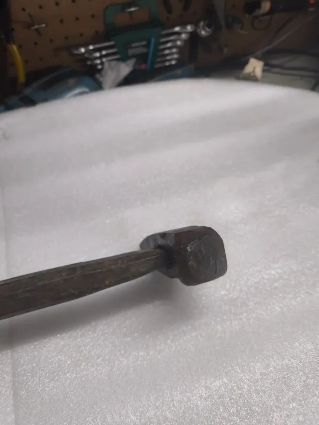 Martillo de metal y madera