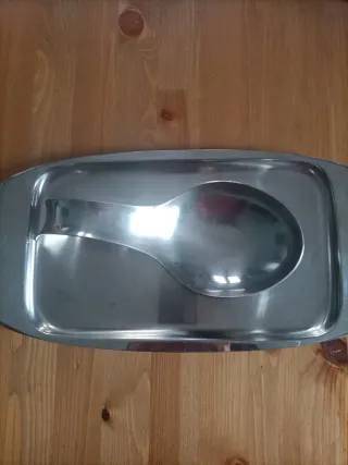 Vassoio e cucchiaio da cucina in metallo