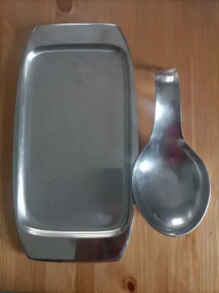 Vassoio e cucchiaio da cucina in metallo
