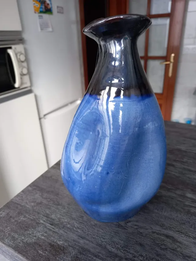 Jarrón de cerámica azul y negro