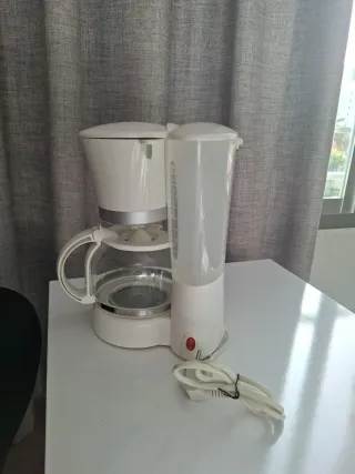 Cafetera de goteo blanca
