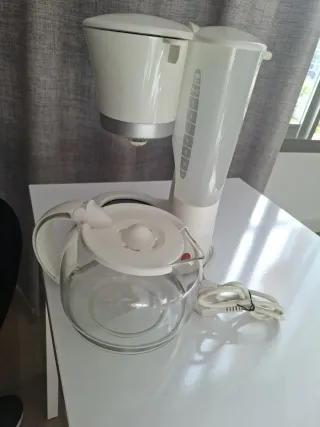 Cafetera de goteo blanca