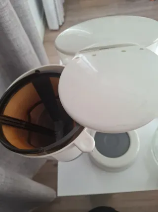 Cafetera de goteo blanca