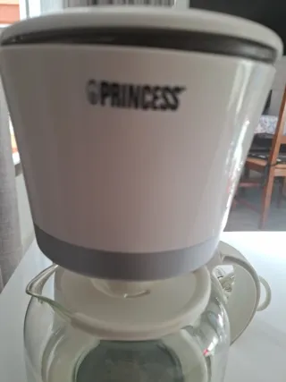 Cafetera de goteo blanca