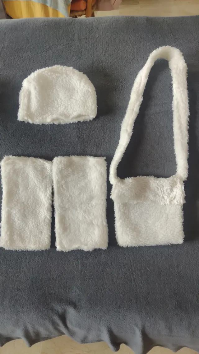 Pastorello bianco: berretto, zainetto e maniche