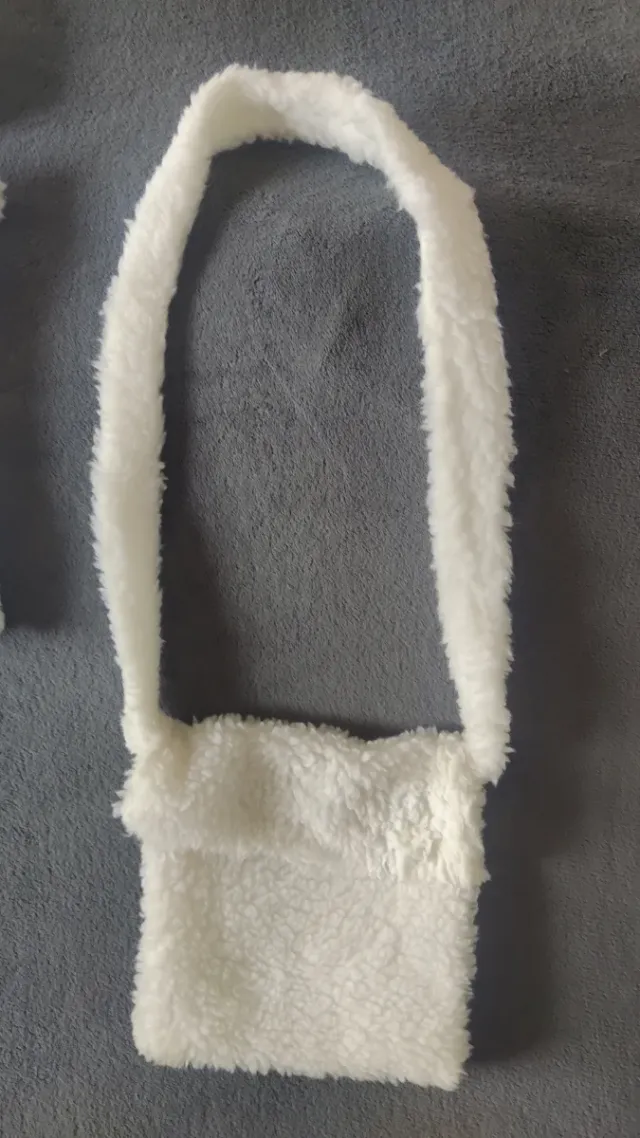 Pastorello bianco: berretto, zainetto e maniche