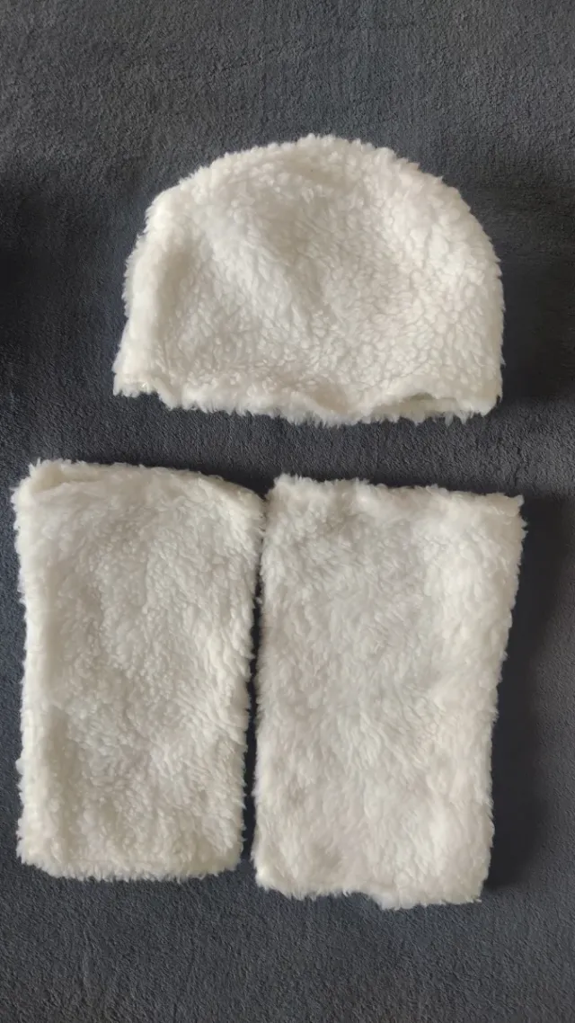 Pastorello bianco: berretto, zainetto e maniche