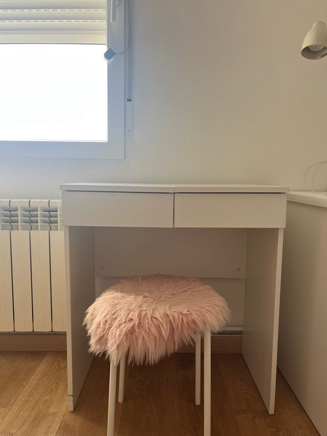 Tocador blanco con taburete a conjunto.