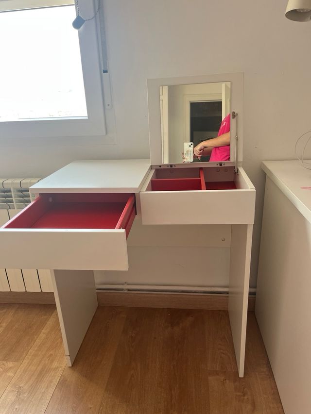 Tocador blanco con taburete a conjunto.