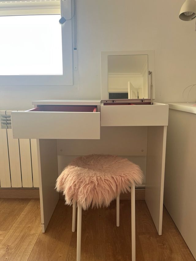 Tocador blanco con taburete a conjunto.