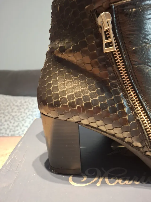 Botines de piel negros, por detrás detalles