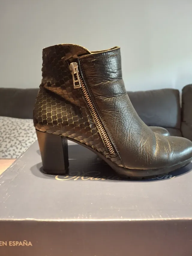 Botines de piel negros, por detrás detalles