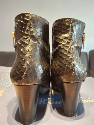 Botines de piel negros, por detrás detalles