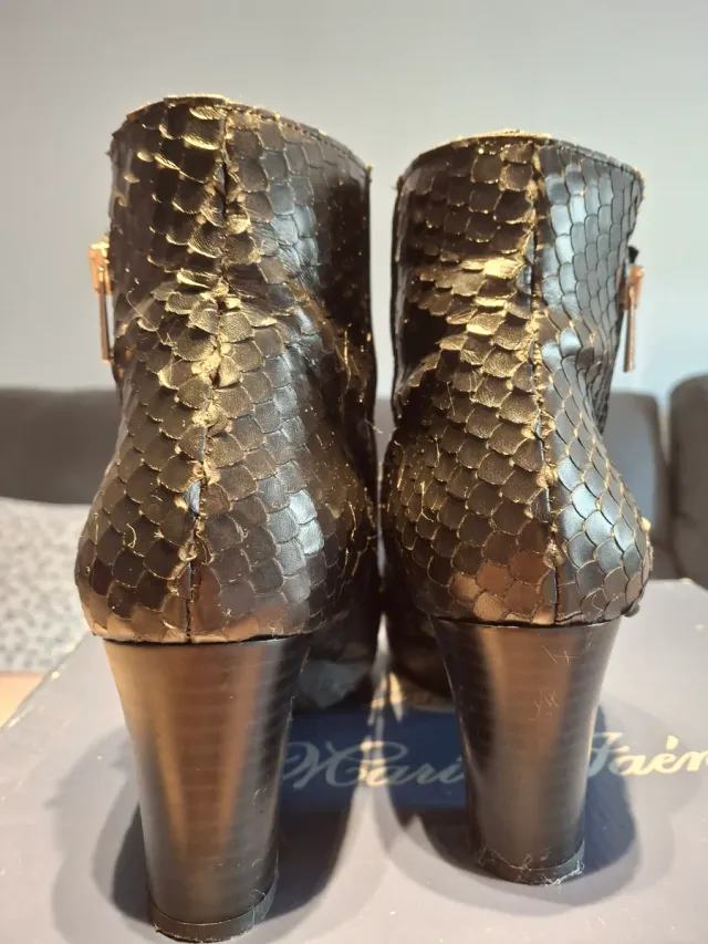 Botines de piel negros, por detrás detalles