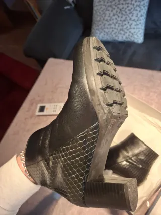 Botines de piel negros, por detrás detalles