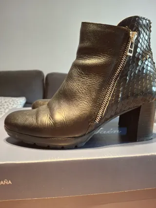 Botines de piel negros, por detrás detalles