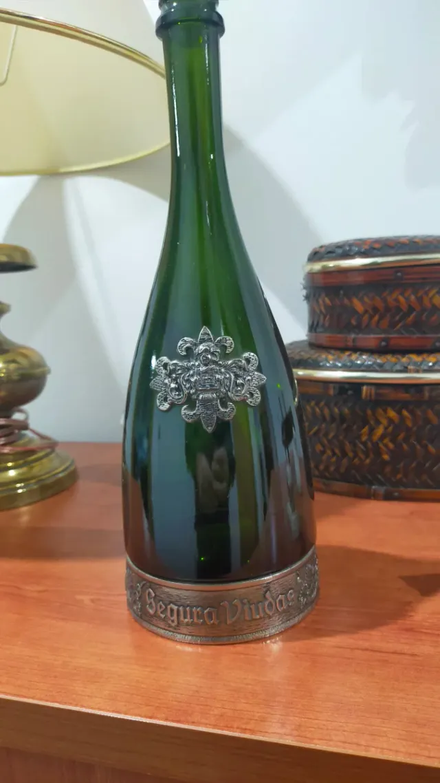 Botella de vino verde Segura Viudas