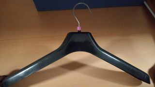 12 Perchas Plástico Negro con Detalle Rosa