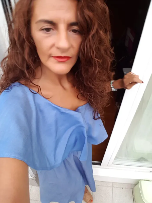 Vestido azul midi con volante grande