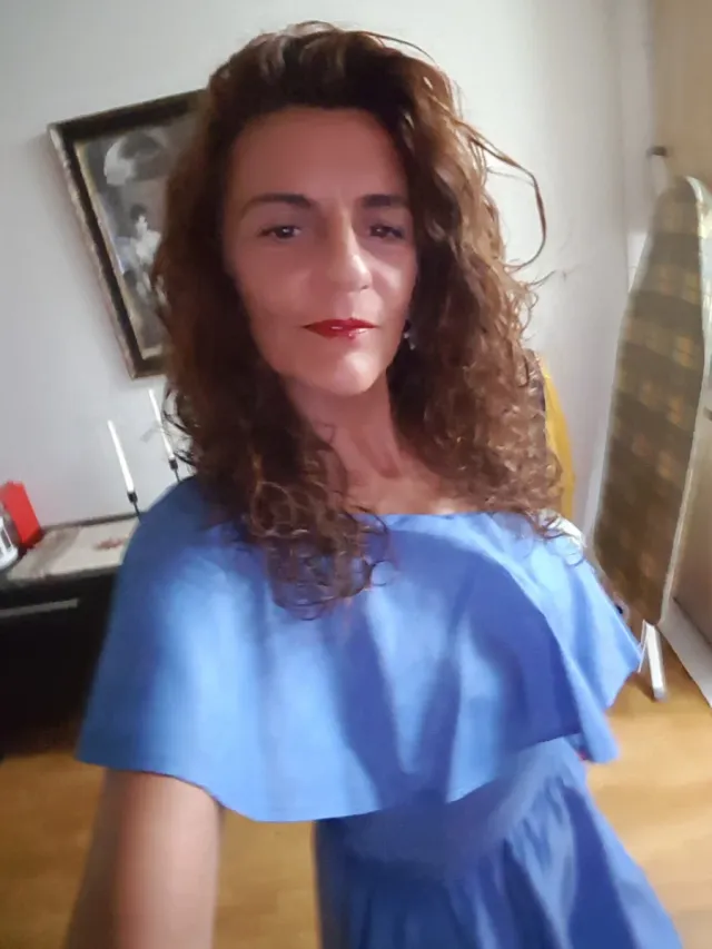 Vestido azul midi con volante grande