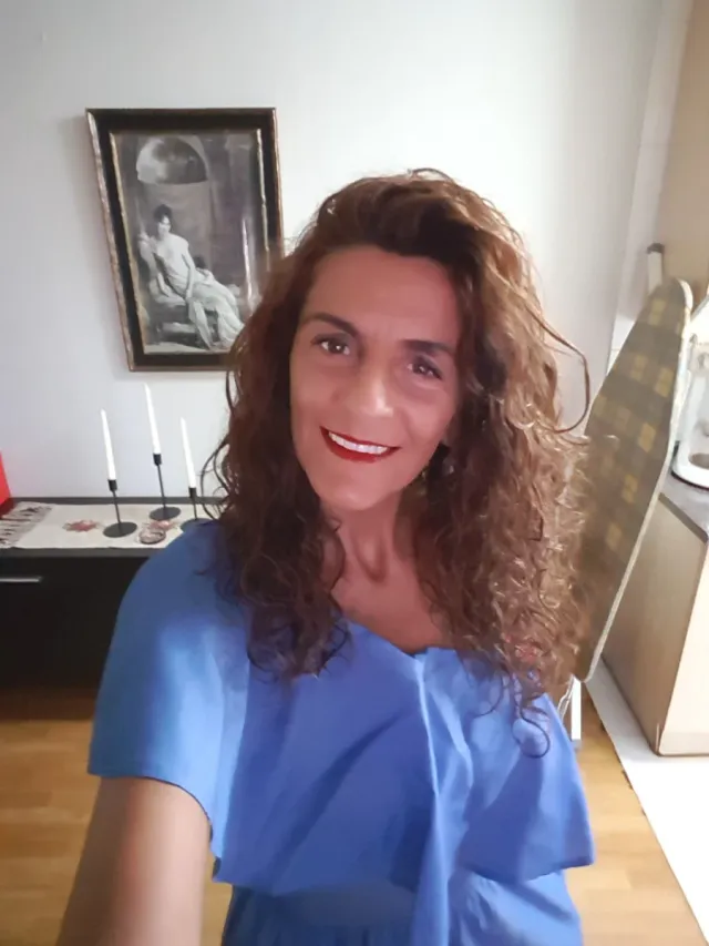 Vestido azul midi con volante grande