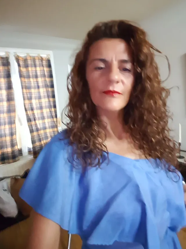 Vestido azul midi con volante grande