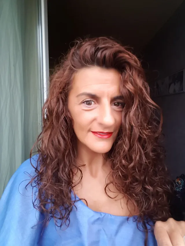 Vestido azul midi con volante grande