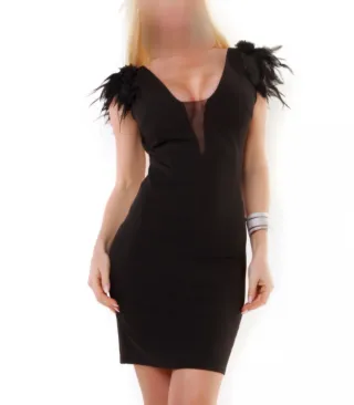 Vestido negro fiesta con plumas