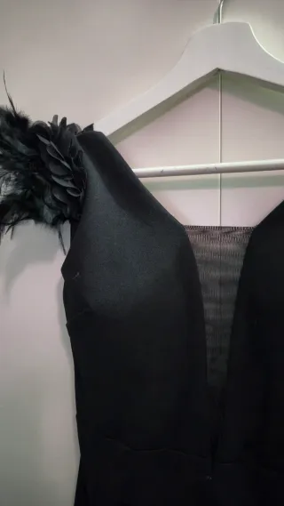 Vestido negro fiesta con plumas