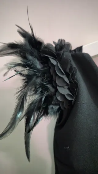 Vestido negro fiesta con plumas