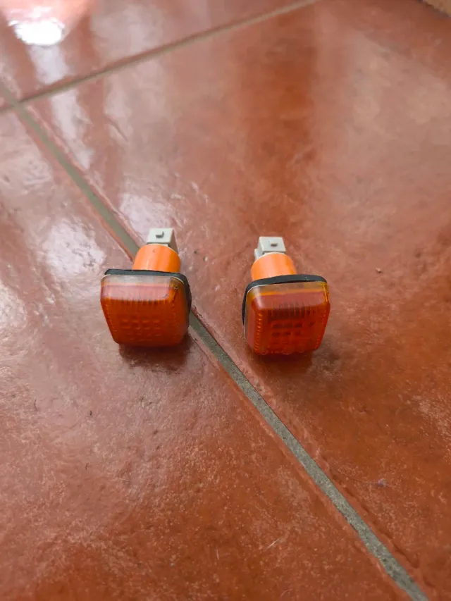 Intermitentes naranjas y blancos Ford Fiesta MK3 1