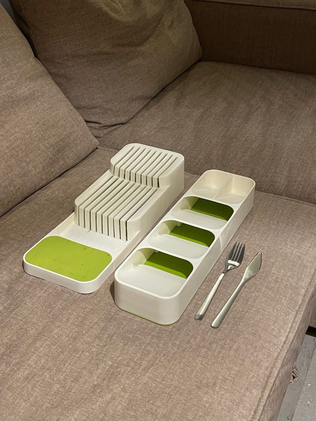 Porta cubiertos y cuchillos pequeños y grandes.